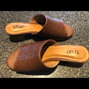TAXI, NWT, ladies size 6, brown block heel slide